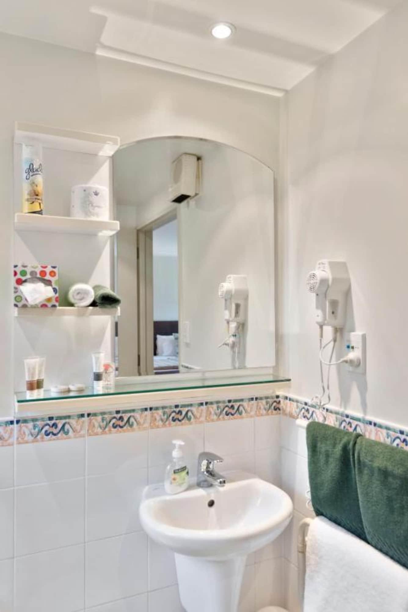 כרייסטצ'רץ' Colombo In The City מראה חיצוני תמונה A bathroom mirror