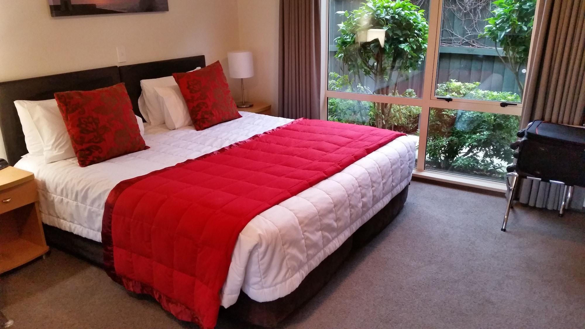 כרייסטצ'רץ' Colombo In The City מראה חיצוני תמונה A bed with a red throw